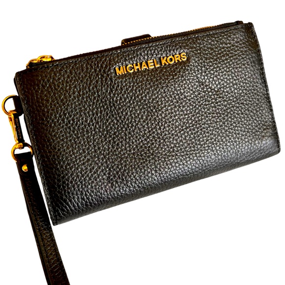 MICHAEL Michael Kors Handbags - Michael Kors NWT Jet Set Travel Black Pebble Leather Smart Phone Wallet Wristlet